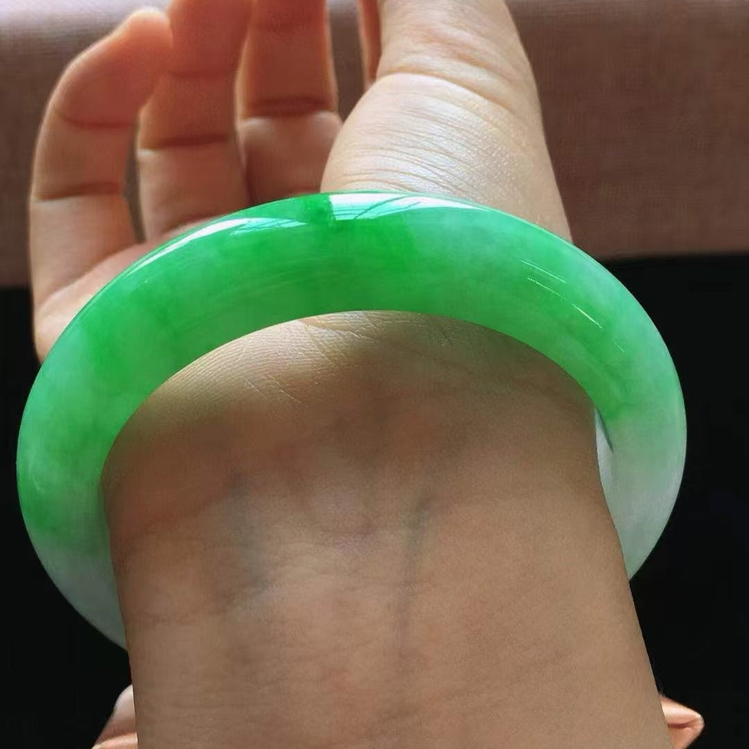 Old green jadeite bracelet with old water content